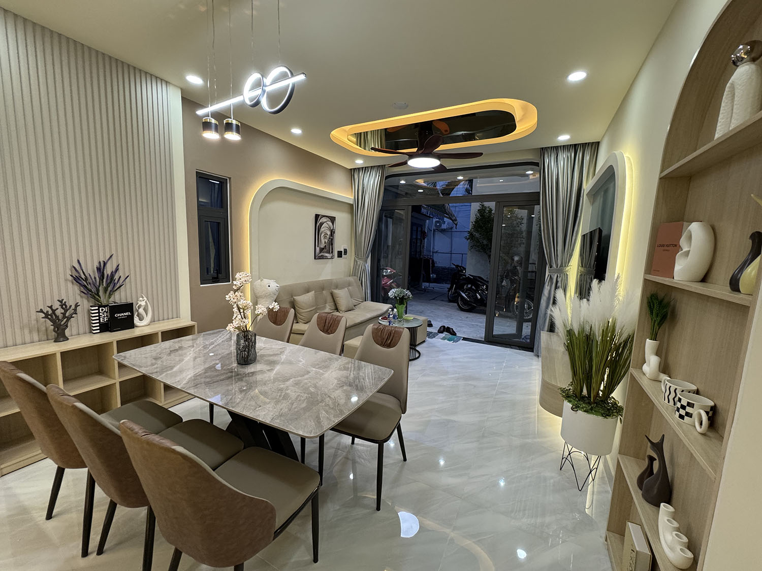 Tuyệt phẩm nhà phố 2 lầu (3,9m nở hậu 5,5m x 11m) full nội thất cao cấp khu VIP Thích Quảng Đức